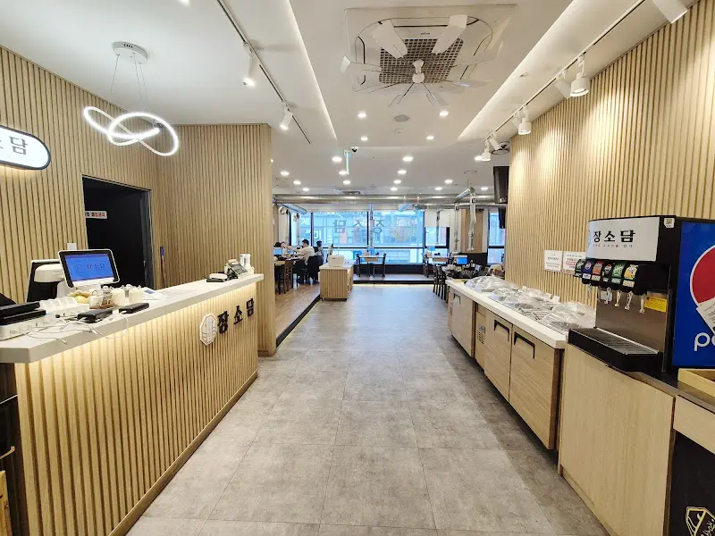 넓고 깔끔한 장소담 내부