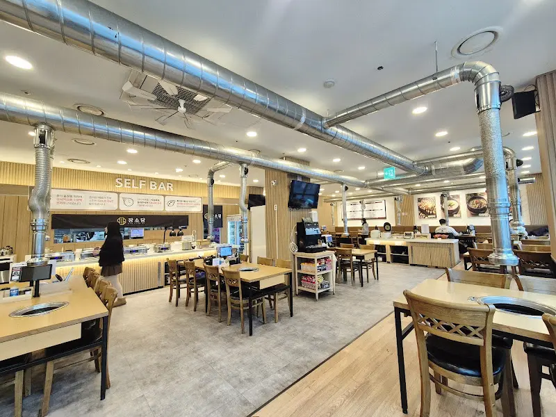 다양한 음식이 준비된 셀프바
