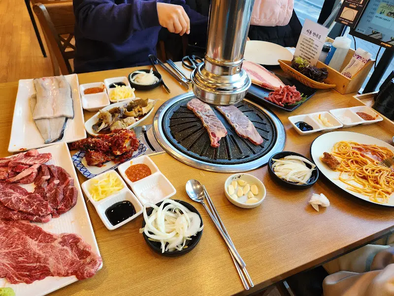 장어와 소고기를 함께 굽는 모습