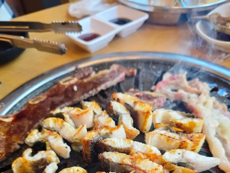 불판 위에서 익어가는 장어와 소고기