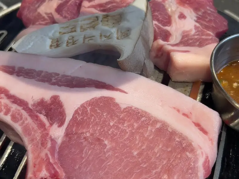 두툼한 흑돼지 삼겹살