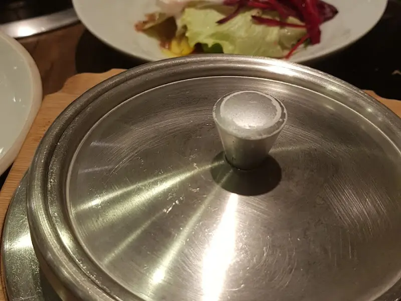 테이블에 놓여진 솥밥 뚜껑의 모습