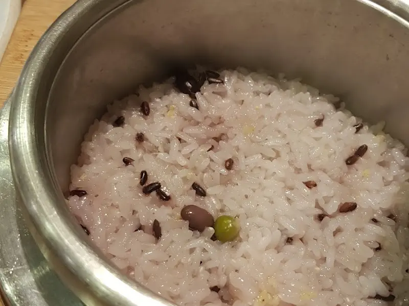 갓 지어진 솥밥의 모습