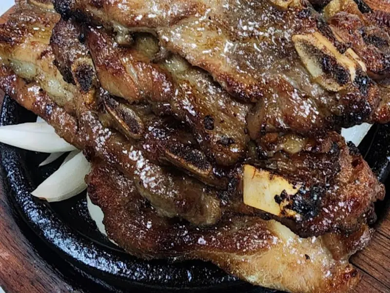 돌판 위에 지글거리는 석갈비