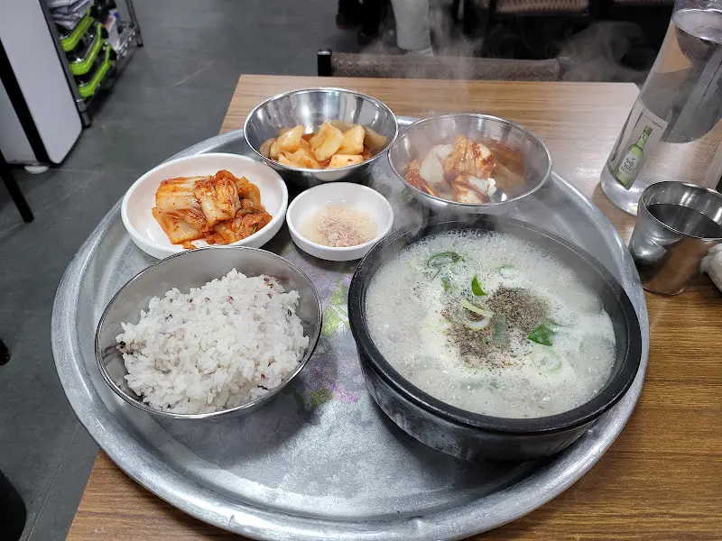 푸짐하게 차려진 순대국 한 상 차림