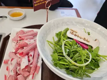 향긋한 미나리와 차돌의 황홀한 만남, 유성에서 찾은 인생 칼국수 맛집 장원갑 칼국수