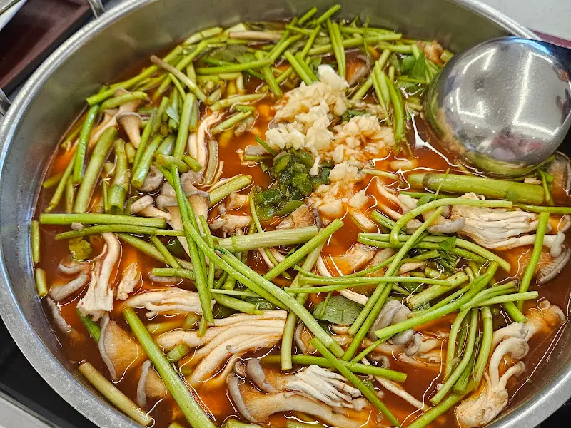 미나리와 버섯이 듬뿍 들어간 샤브샤브