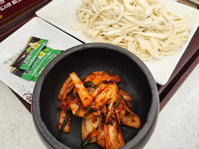 김치와 칼국수 면