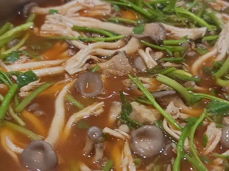 미나리와 버섯이 가득한 육수