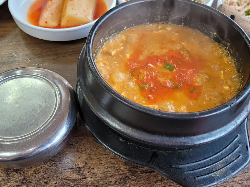 뚝배기 안에서 부글부글 끓고 있는 청국장