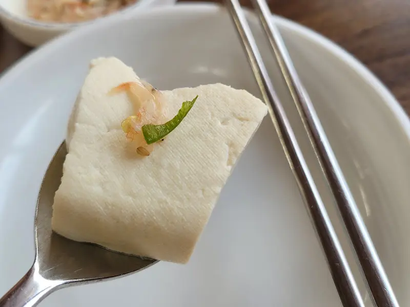 수저 위에 올려진 손두부