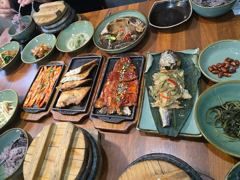 한상 가득 차려진 밑반찬