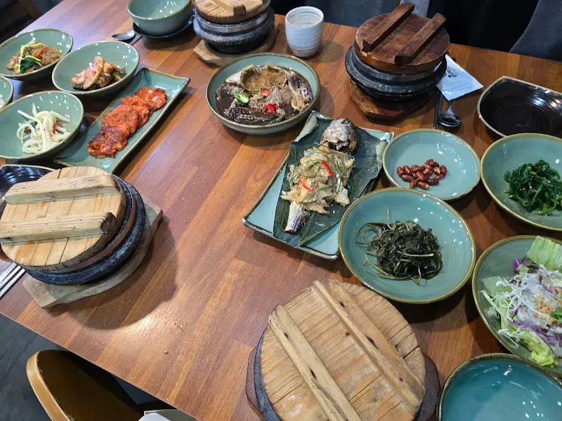 돌솥밥과 메인 요리