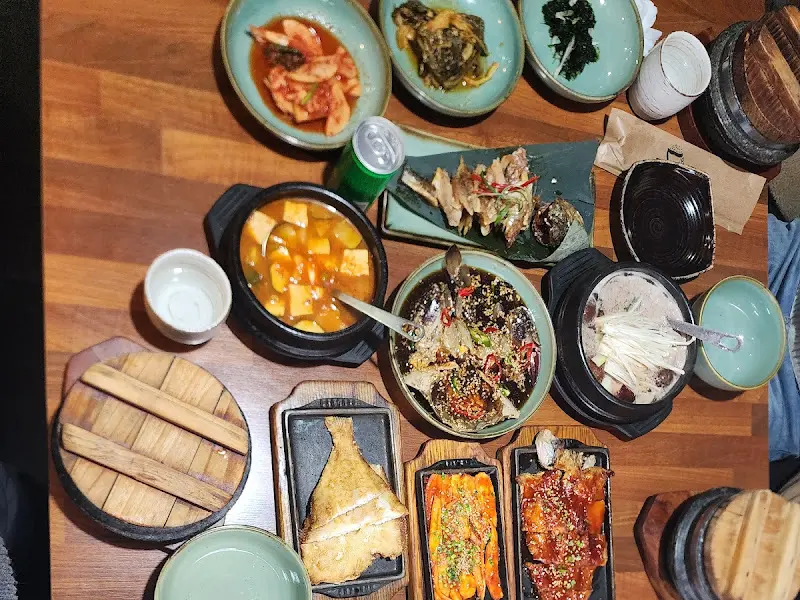 한상 가득 차려진 모습