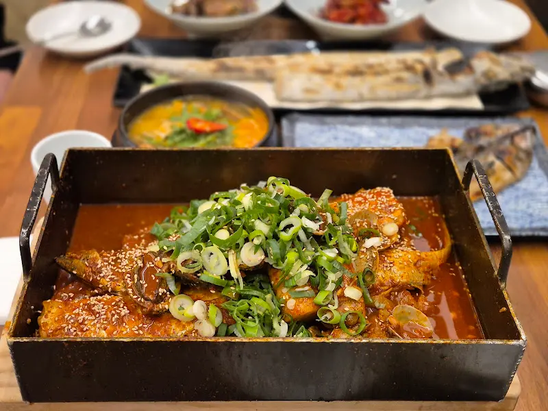 매콤한 양념에 푹 졸여진 갈치조림의 클로즈업 샷