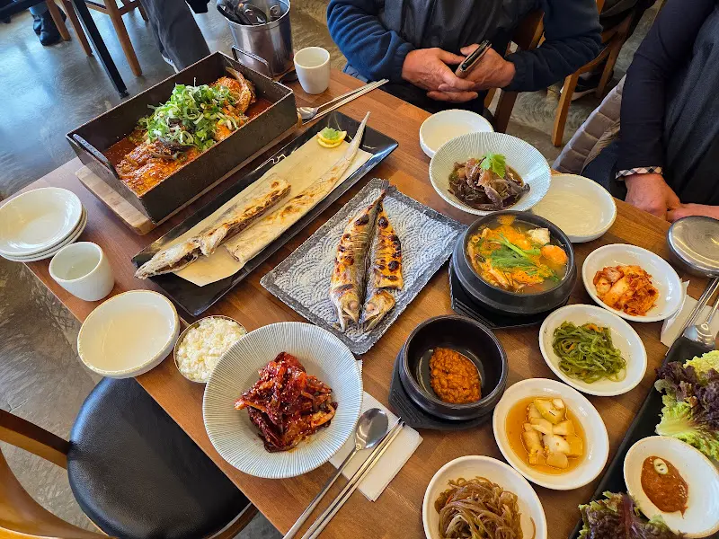 노릇노릇하게 구워진 갈치구이 한 마리가 통째로