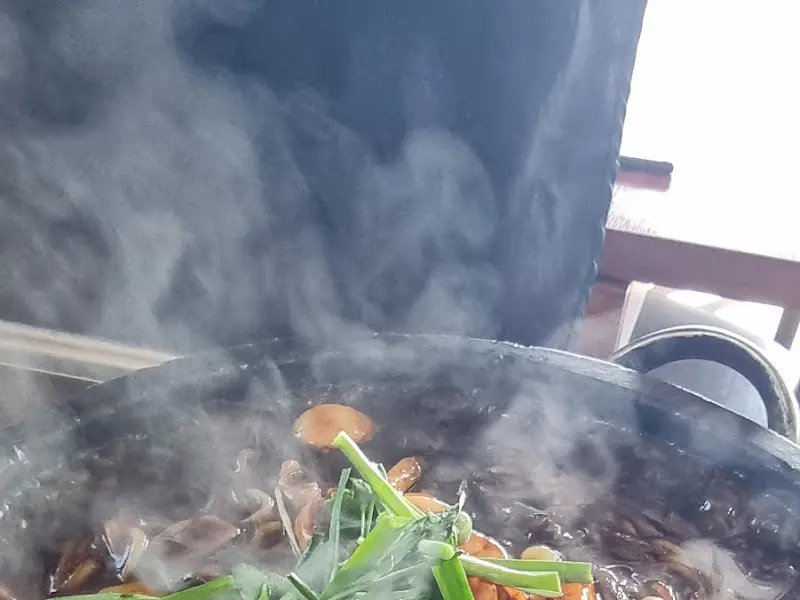 김이 모락모락 나는 돌짜장의 뜨거운 비주얼