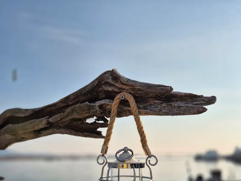 테이블 위에 놓인 램프