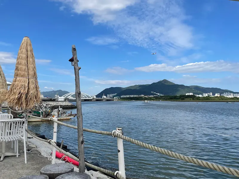 낙동강과 하늘, 그리고 멀리 보이는 산