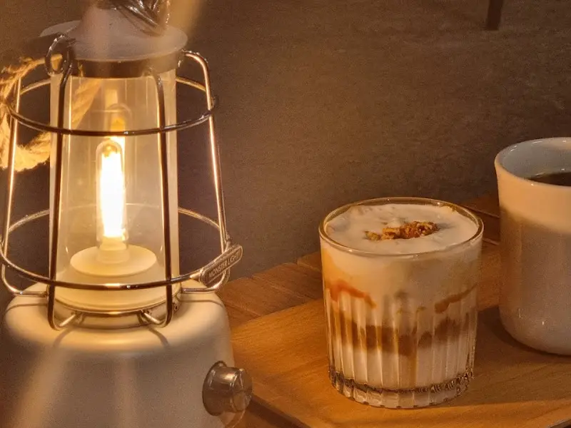테이블 위의 램프와 음료