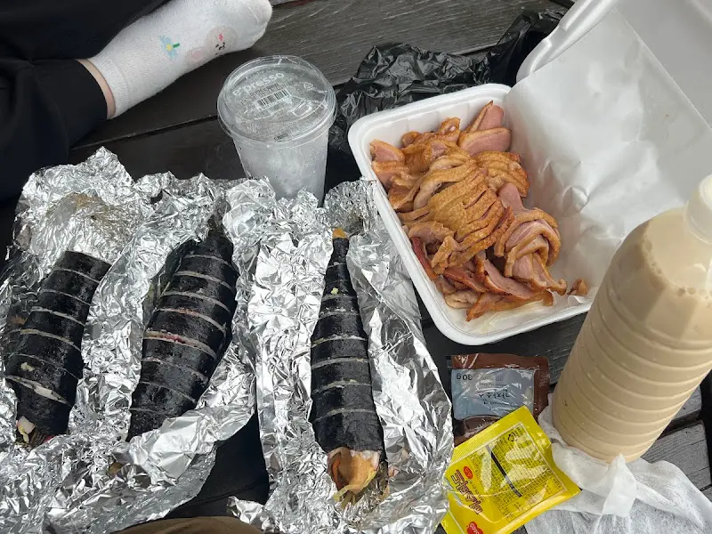 공원에서 즐기는 김밥 소풍