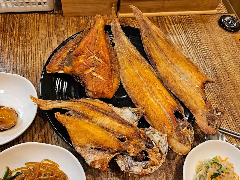 다양한 밑반찬과 생선구이 한 상 차림