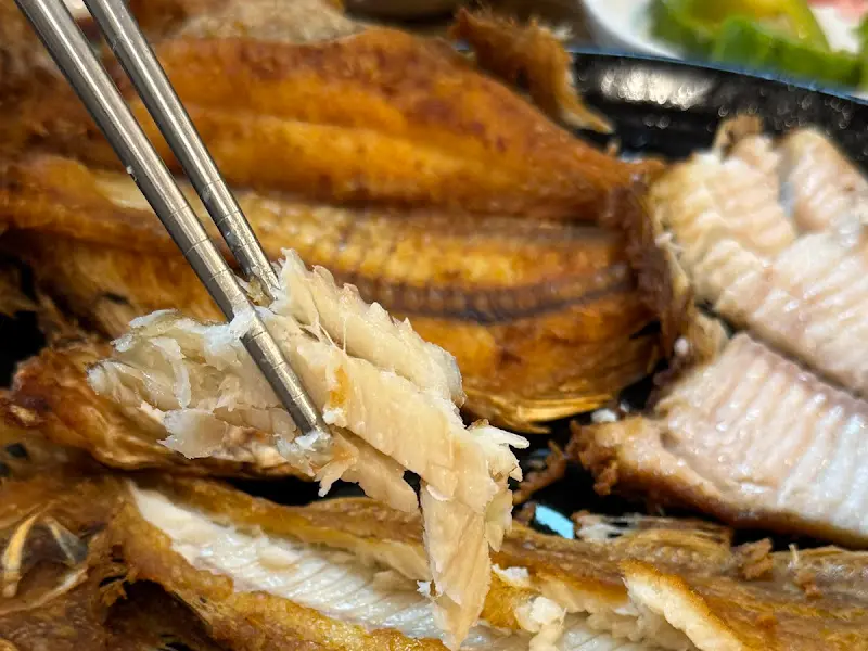 젓가락으로 집어 올린 촉촉한 생선 살