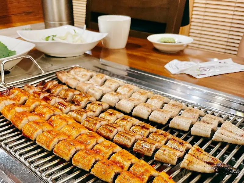 초벌되어 먹기 좋게 잘린 세 가지 맛 장어구이