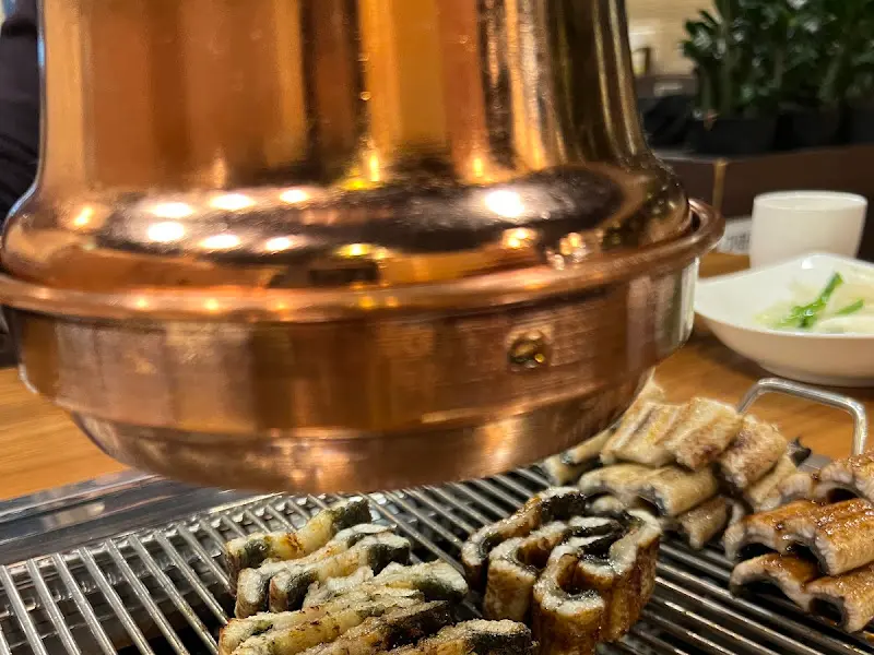 테이블 위에 놓인 구리빛 환풍기