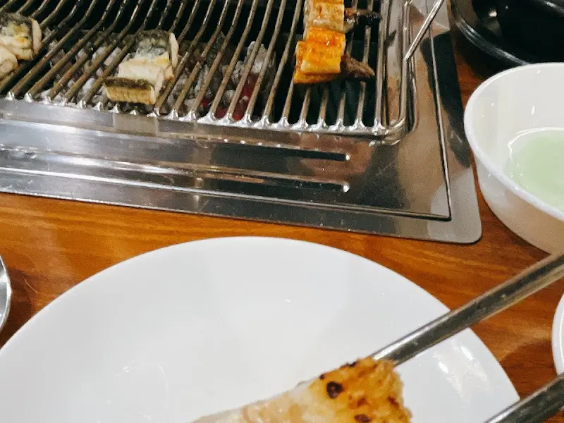 숯불 위에서 구워지고 있는 장어