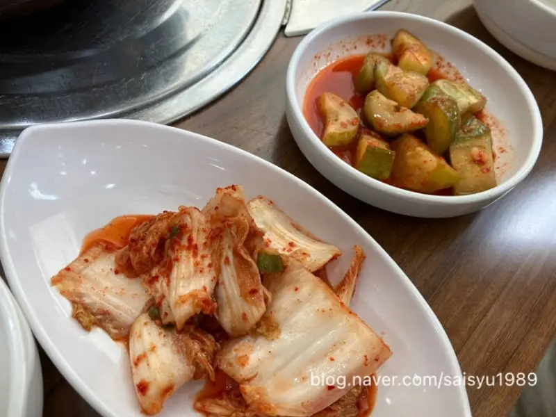 잘 익은 김치와 깍두기