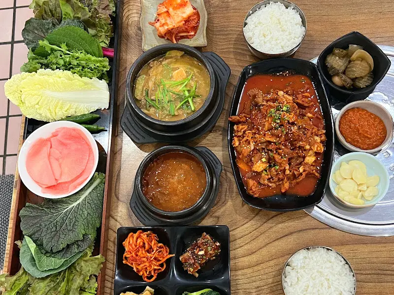 푸짐하게 차려진 제육쌈밥 한 상