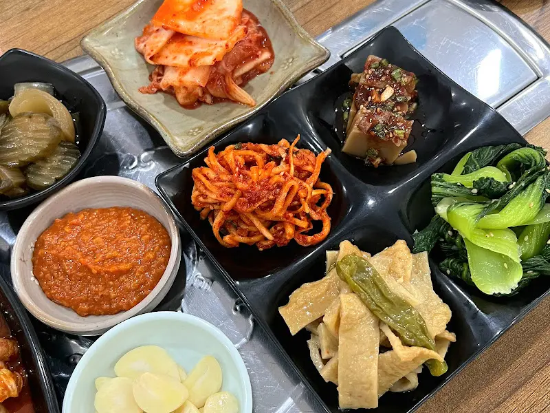 정갈하게 담긴 밑반찬