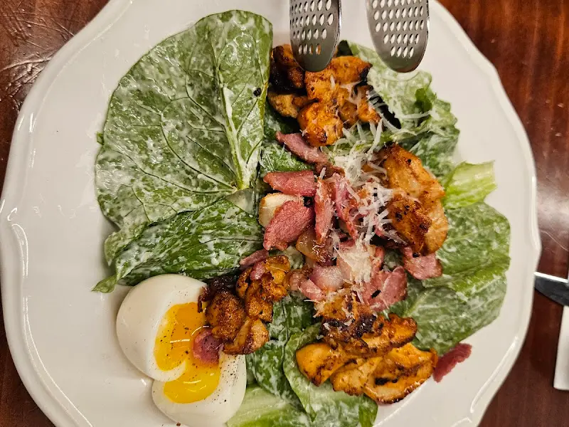 신선한 채소가 가득한 샐러드