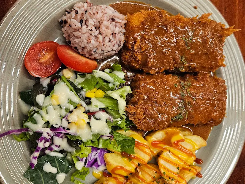 돈까스와 밥, 샐러드의 조화