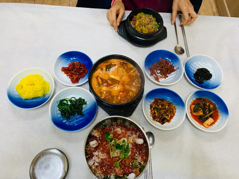 다채로운 반찬들이 정갈하게 담겨져 한 상 가득 차려진 모습