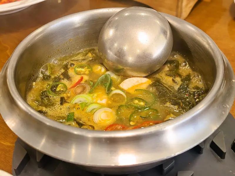 뚝배기에 담겨져 나온 능이 불고기의 모습