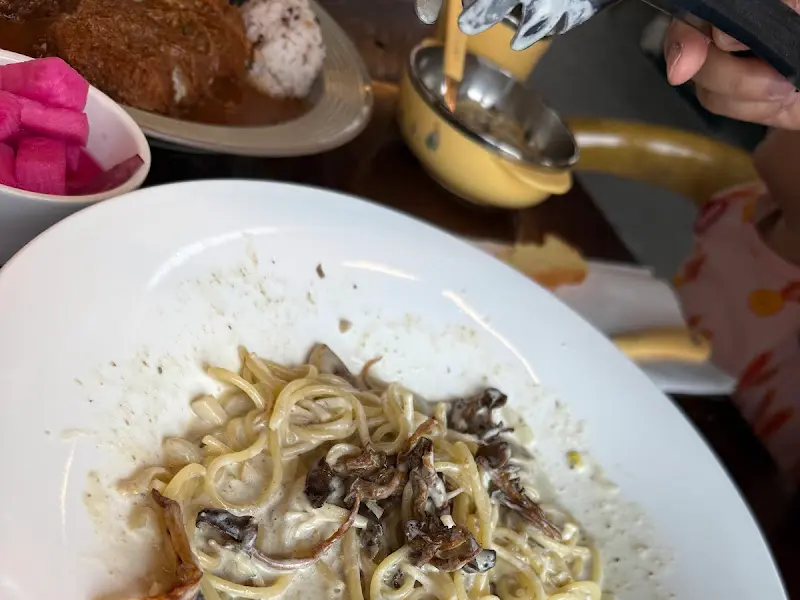 테이블에 놓인 크림 파스타와 돈까스