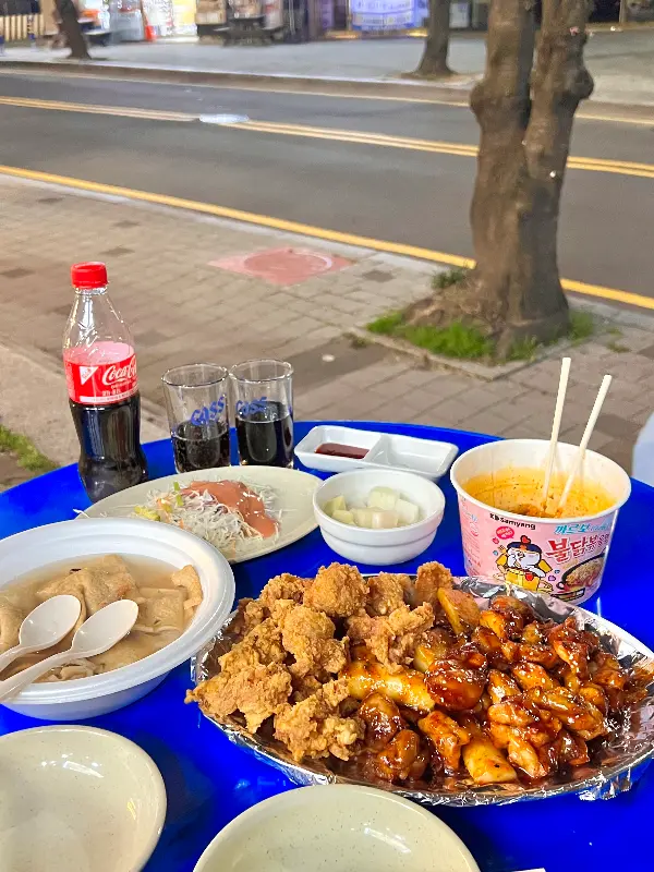 테이블 위에 놓인 숯불 양념 순살 치킨과 라면