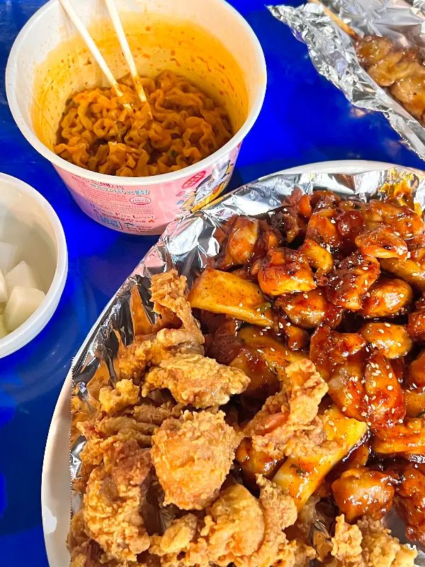 숯불 양념 순살 치킨과 컵라면