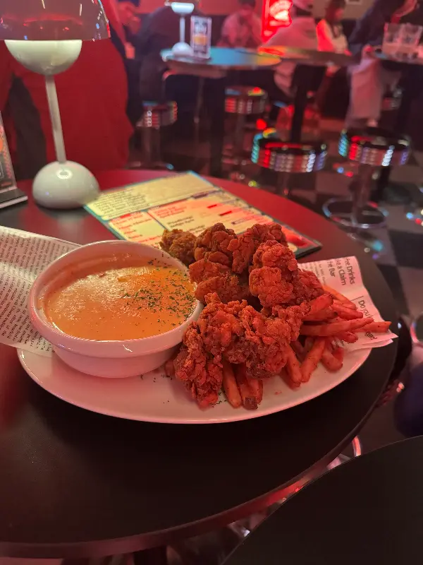 스테이츠 윙 플래터: 닭튀김과 감자튀김, 소스가 함께 제공된다.