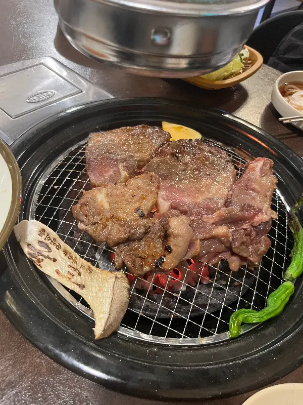 숯불 위에서 맛있게 익어가는 돼지갈비