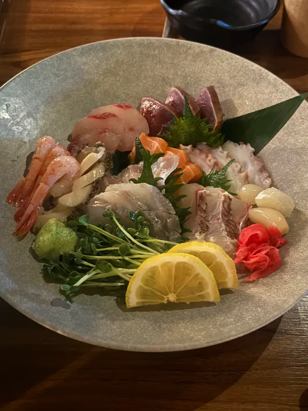 신선함이 살아있는 모듬 사시미, 비주얼부터 합격!