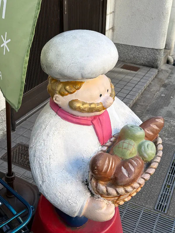 빵 들고 있는 인형