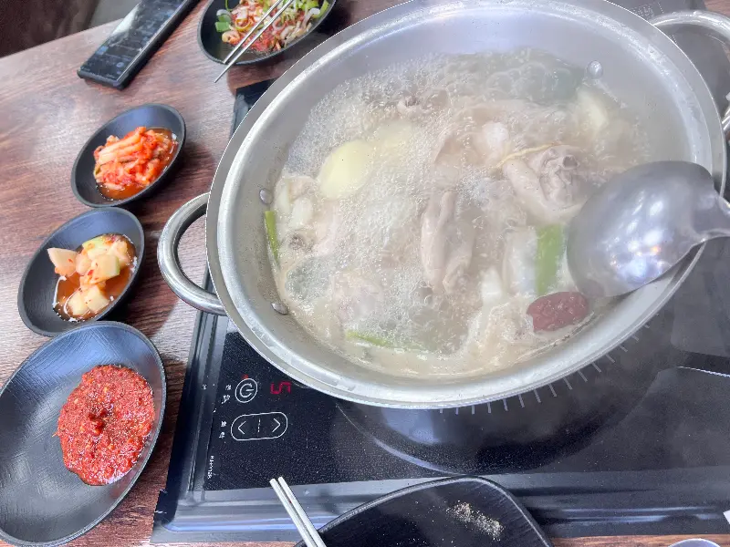 닭한마리 맛집 본가닭탕의 푸짐한 한 상 차림