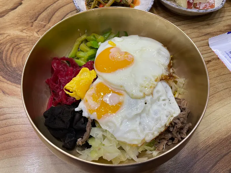 놋그릇에 담긴 아름다운 비빔밥