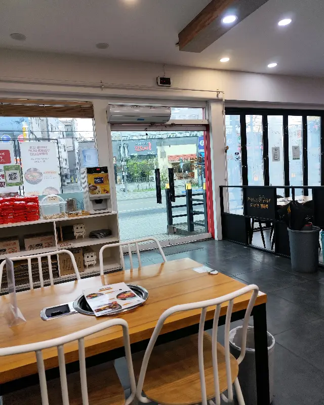 깔끔하고 넓은 매장 내부