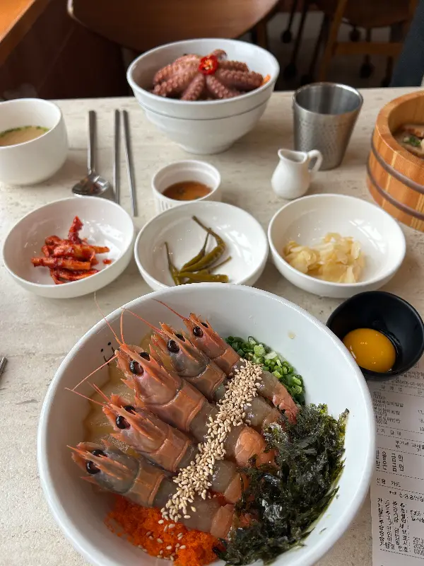 정갈하게 차려진 딱새우장 비빔밥과 돌문어 비빔밥