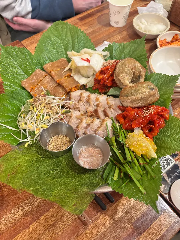 환상적인 비주얼의 수육 한 상