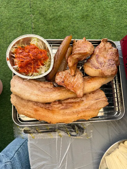 잘 구워진 고기 한 점